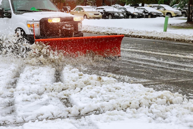 Le tracteur efface la neige après le déneigement des blizzards