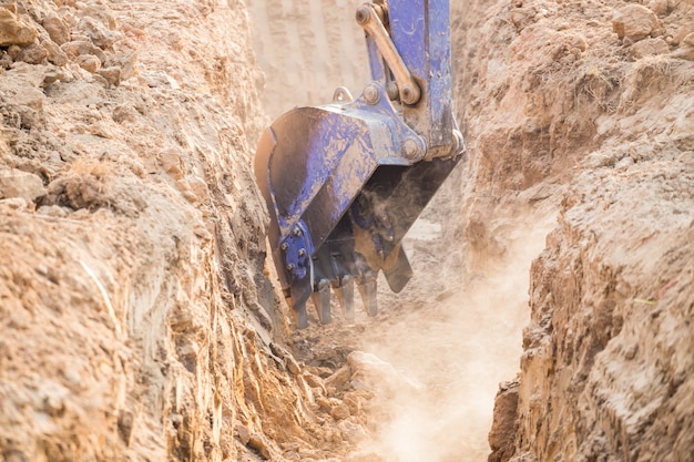 Tracteur d&#39;excavatrice de travail Creuser une tranchée.