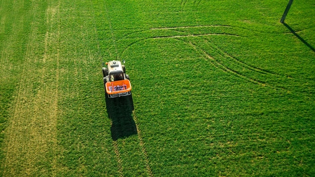 Le tracteur fabrique de l'engrais sur le terrain Relevé aérien