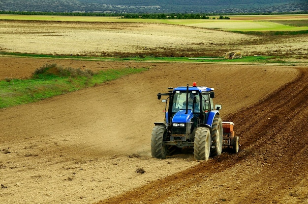 Tracteur faisant des travaux agricoles dans le domaine