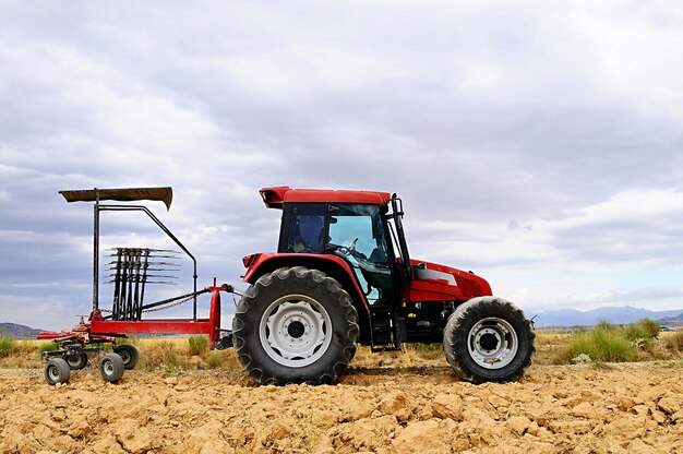 Tracteur faisant des travaux agricoles dans le domaine