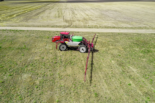 Tracteur à grand dégagement pour l'arrosage des plantes dans les champs.