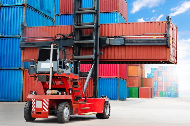 Tracteur de grue à conteneurs soulevant l'empilage de conteneurs de fret Import Export Logistique de camion de fret