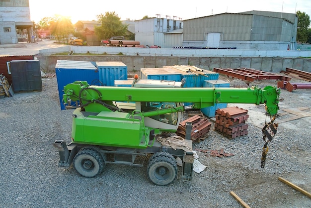 Tracteur-grue de levage sur chantier de construction industrielle Machines lourdes pour l'industrie du bâtiment