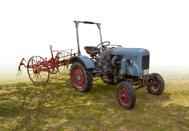 Photo tracteur historique avec appareil agricole