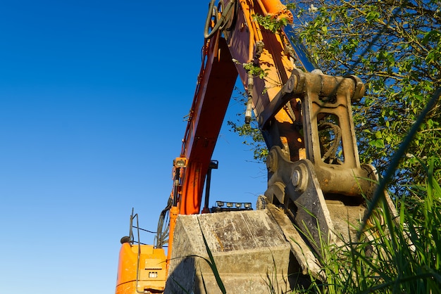 Tracteur jaune sur le terrain, machines de construction sur le terrain.