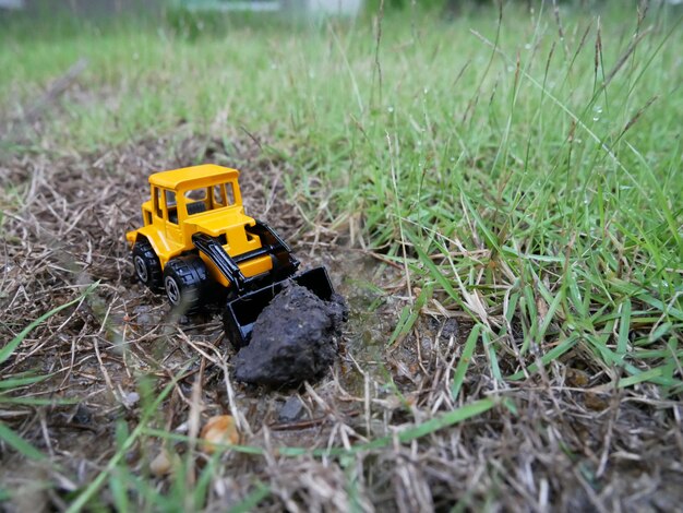 Tracteur jouet sur le sol. Maquette du tracteur au sol. Tracteur au sol