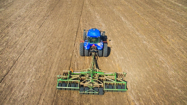 Un Tracteur Labourant Et Semant Dans Le Champ