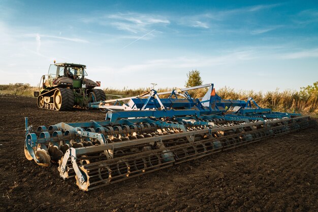 Le tracteur laboure la terre. Image de l'agriculture