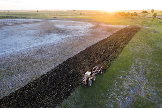 Tracteur et machines agricoles semant la province de La Pampa Patagonie Argentine