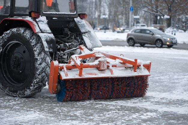 Le tracteur nettoie la brosse à neige