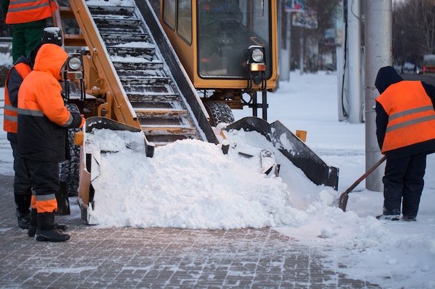 Tracteur nettoyant la route de la neige