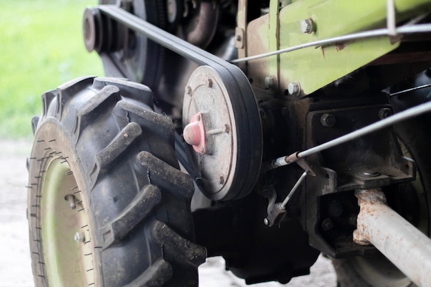 Photo tracteur à pied diesel lourd typique avec remorque matériel de transport agricole de la campagne