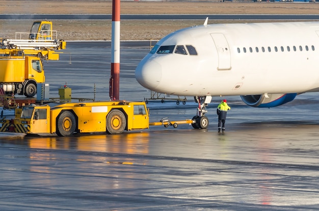 Le tracteur pushback tracte l'avion vers un parking, aviation marshall.