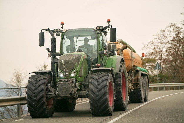 Un tracteur avec un réservoir sur la route