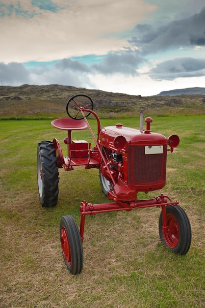 Tracteur rétro sur le terrain islandais