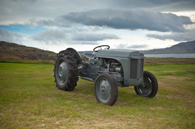 Tracteur rétro sur le terrain islandais