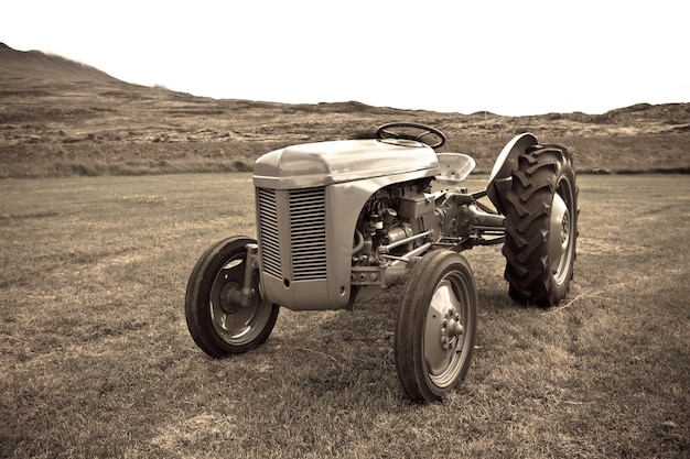 Tracteur rétro sur le terrain islandais