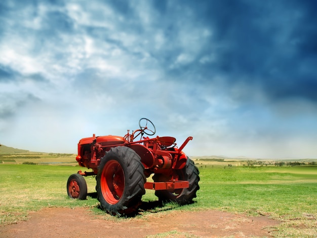 Tracteur rouge à la campagne