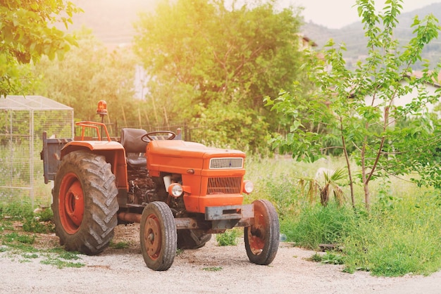 Tracteur rouge dans le jardin