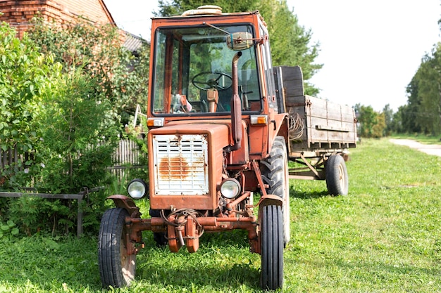 Tracteur rouge avec remorque