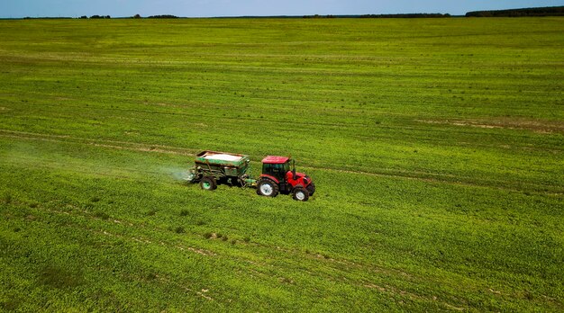 Le tracteur roule sur le terrain et fabrique des engrais inorganiques