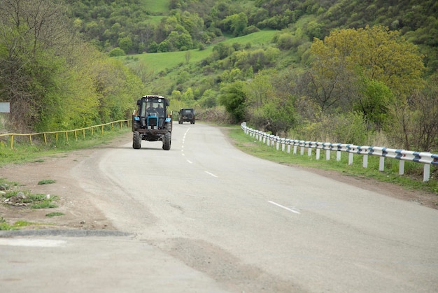 Tracteur sur route goudronnée