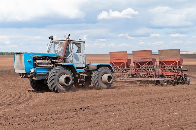 Tracteur avec semoir, travaux de semis