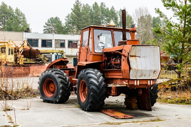 Tracteur soviétique abandonné à la zone d'exclusion de Tchernobyl Ukraine