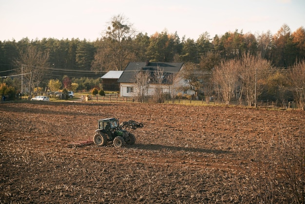 Tracteur sur le terrain pendant une journée ensoleillée