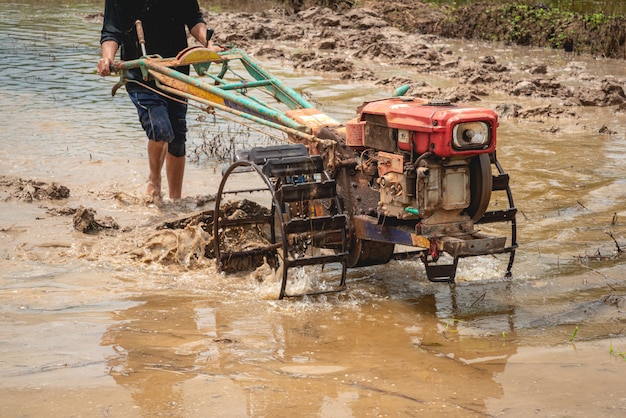 Tracteur en train de labourer le champ