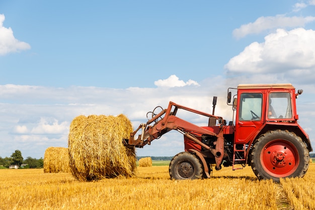 Tracteur transportant du foin