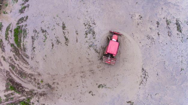 Tracteur travaillant sur une rizière