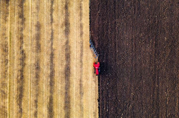 Tracteur travaillant sur terre