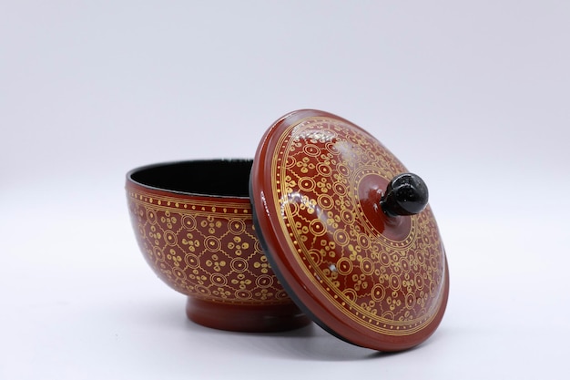 tradition de la céramique birmane du Myanmar réputée pour son artisanat détaillé et ses motifs colorés