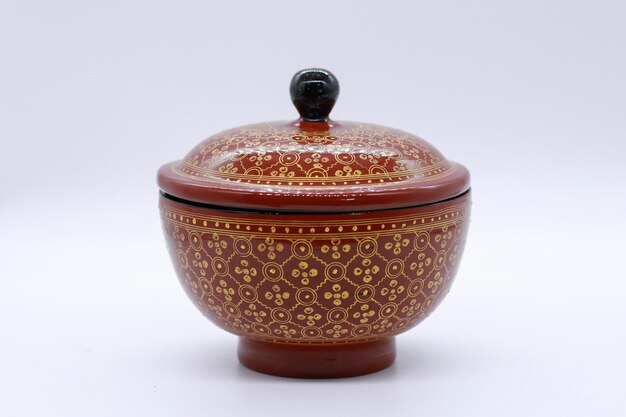 tradition de la céramique birmane du Myanmar réputée pour son artisanat détaillé et ses motifs colorés