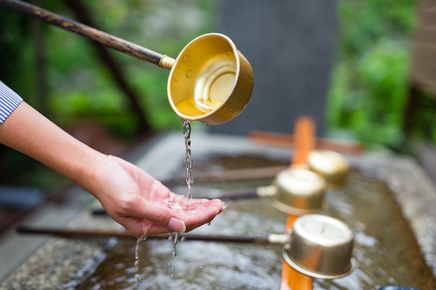 Tradition du lavage des mains avant d'entrer dans le temple au Japon