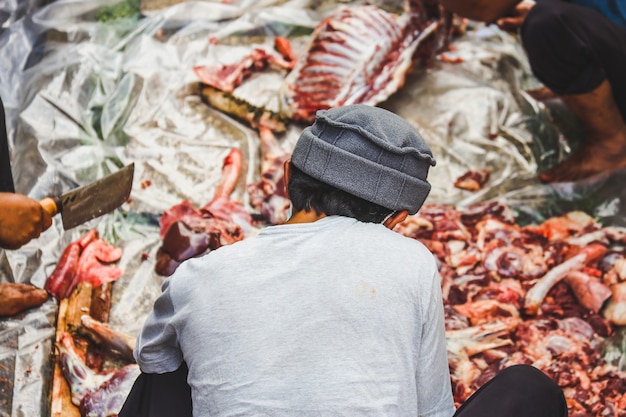 Photo la tradition musulmane indonésienne s'entraide pour préparer de la viande d'abattage halal à distribuer aux gens