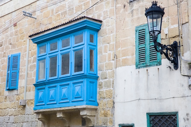 Traditionnel, balcon en bois et façade en pierre, typique de l&#39;architecture de Gozo, Malte