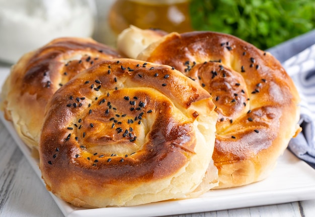 Traditionnel délicieux phyllo turc farci de fromage d'épinards nom turc Gul borek ou gul boregi Pâtisserie en forme de rose