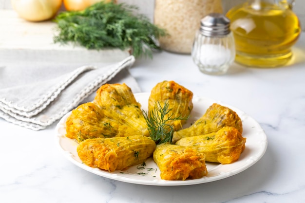 Traditionnel délicieux turc - cuisine grecque, cuisine turque ; Fleurs de courgettes farcies (nom turc ; kabak cicegi dolmasi)