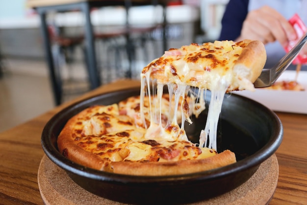 traditionnelle de pizza au fromage chaud sur la casserole.