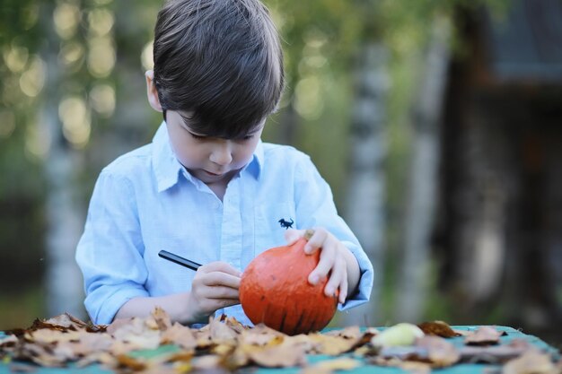 Traditions D'automne Et Préparatifs Pour Les Vacances Halloween Une Maison Dans La Nature Une Lampe Faite De Citrouilles Se Coupe à La Table