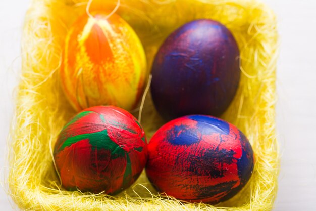 Traditions de vacances et concept de pâques oeufs colorés décoratifs multicolores