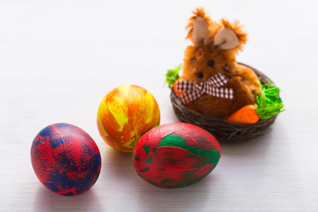 Traditions de vacances et concept de pâques oeufs colorés décoratifs multicolores