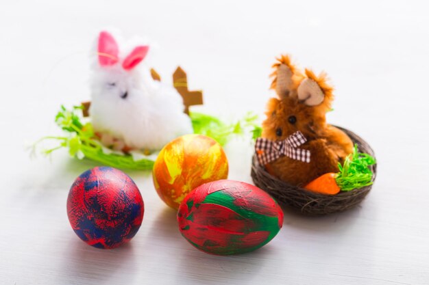 Traditions de vacances et concept de pâques oeufs colorés décoratifs multicolores