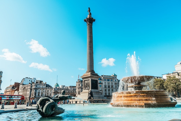 Trafalgar Square est un espace public et une attraction touristique dans le centre de Londres.