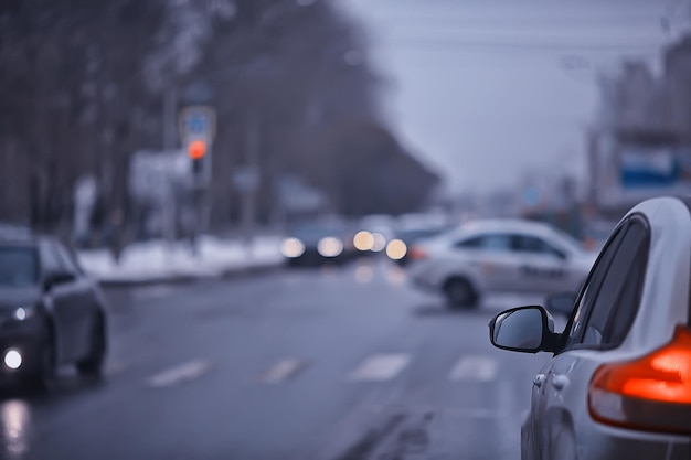 trafic d'automne dans la ville, voitures, vue depuis la cabine jusqu'à la piste sombre journée d'automne