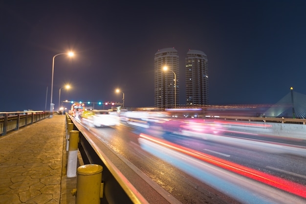 Trafic automobile sur le pont