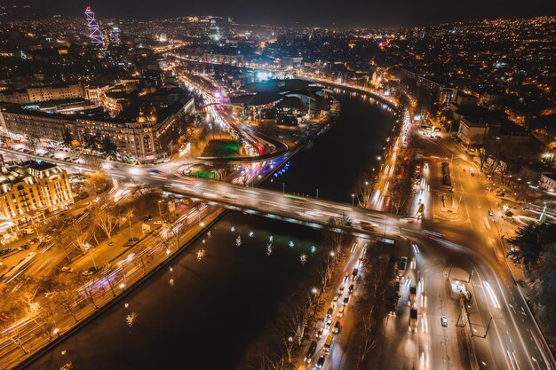 Trafic dans l'antenne de rue de nuit